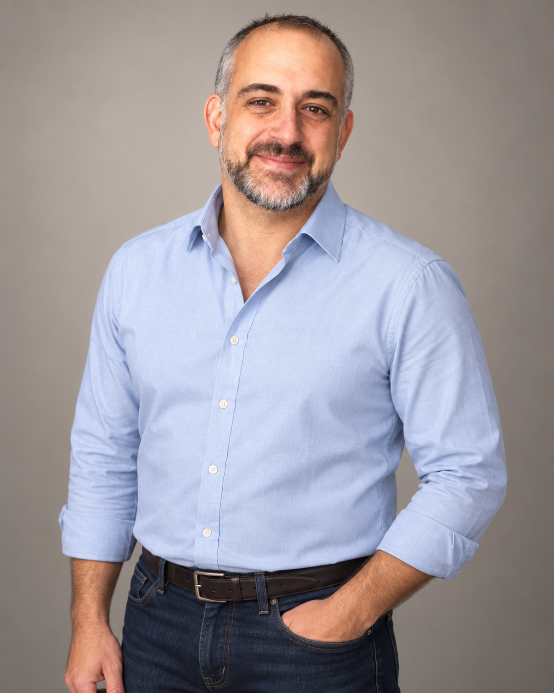 Fon López con camisa azul claro